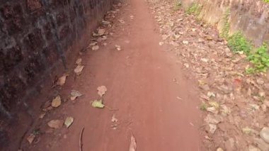 Kirli Kırmızı Çamurlu Kırsal Bölgede Ham Yol