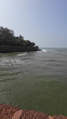 Okyanusun Sakin Suyu Işık Dalgalarıyla