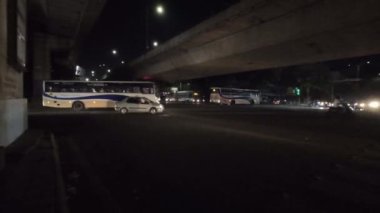 Gece vakti trafik işaretleriyle geçen araçlar