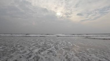 Kara Kum Kumsalındaki Yuvarlanan Okyanus Dalgaları Mavi Gökyüzü Sahildeki Kuma Yansıyor