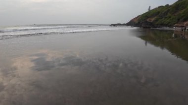 Kara Kum Kumsalındaki Yuvarlanan Okyanus Dalgaları Mavi Gökyüzü Sahildeki Kuma Yansıyor