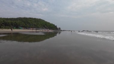 Kara Kum Kumsalındaki Yuvarlanan Okyanus Dalgaları Mavi Gökyüzü Sahildeki Kuma Yansıyor