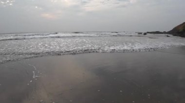 Kara Kum Kumsalındaki Yuvarlanan Okyanus Dalgaları Mavi Gökyüzü Sahildeki Kuma Yansıyor