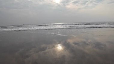 Kara Kum Kumsalındaki Yuvarlanan Okyanus Dalgaları Mavi Gökyüzü Sahildeki Kuma Yansıyor