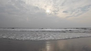 Kara Kum Kumsalındaki Yuvarlanan Okyanus Dalgaları Mavi Gökyüzü Sahildeki Kuma Yansıyor