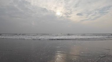 Kara Kum Kumsalındaki Yuvarlanan Okyanus Dalgaları Mavi Gökyüzü Sahildeki Kuma Yansıyor