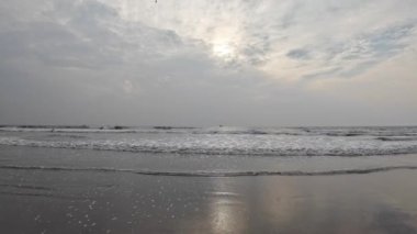 Kara Kum Kumsalındaki Yuvarlanan Okyanus Dalgaları Mavi Gökyüzü Sahildeki Kuma Yansıyor