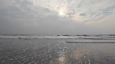 Kara Kum Kumsalındaki Yuvarlanan Okyanus Dalgaları Mavi Gökyüzü Sahildeki Kuma Yansıyor