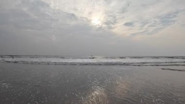 Kara Kum Kumsalındaki Yuvarlanan Okyanus Dalgaları Mavi Gökyüzü Sahildeki Kuma Yansıyor