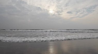 Kara Kum Kumsalındaki Yuvarlanan Okyanus Dalgaları Mavi Gökyüzü Sahildeki Kuma Yansıyor