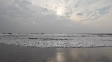 Kara Kum Kumsalındaki Yuvarlanan Okyanus Dalgaları Mavi Gökyüzü Sahildeki Kuma Yansıyor