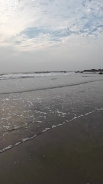 Kara Kum Kumsalındaki Yuvarlanan Okyanus Dalgaları Mavi Gökyüzü Sahildeki Kuma Yansıyor