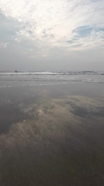 Kara Kum Kumsalındaki Yuvarlanan Okyanus Dalgaları Mavi Gökyüzü Sahildeki Kuma Yansıyor