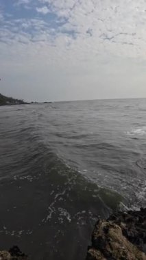 Okyanusun Sakin Suyu Işık Dalgalarıyla