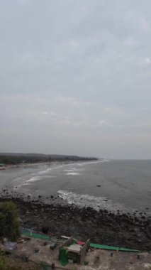 Dağları olan güzel bir sahil manzarasının üstünde