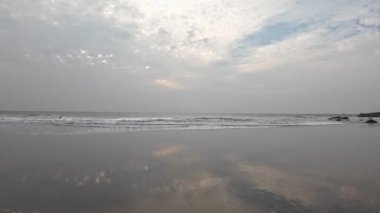 Kara Kum Kumsalındaki Yuvarlanan Okyanus Dalgaları Mavi Gökyüzü Sahildeki Kuma Yansıyor