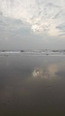 Kara Kum Kumsalındaki Yuvarlanan Okyanus Dalgaları Mavi Gökyüzü Sahildeki Kuma Yansıyor