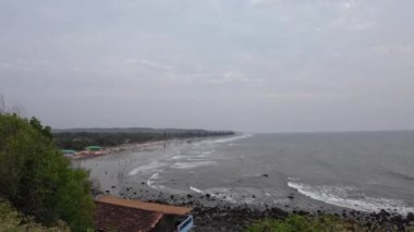 Dağları olan güzel bir sahil manzarasının üstünde