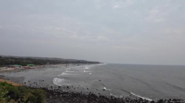 Dağları olan güzel bir sahil manzarasının üstünde