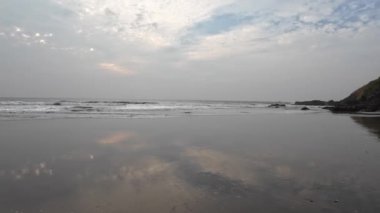 Kara Kum Kumsalındaki Yuvarlanan Okyanus Dalgaları Mavi Gökyüzü Sahildeki Kuma Yansıyor