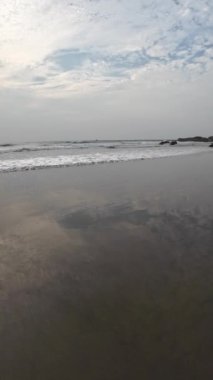 Kara Kum Kumsalındaki Yuvarlanan Okyanus Dalgaları Mavi Gökyüzü Sahildeki Kuma Yansıyor