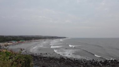 Dağları olan güzel bir sahil manzarasının üstünde