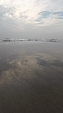 Kara Kum Kumsalındaki Yuvarlanan Okyanus Dalgaları Mavi Gökyüzü Sahildeki Kuma Yansıyor