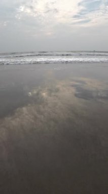 Kara Kum Kumsalındaki Yuvarlanan Okyanus Dalgaları Mavi Gökyüzü Sahildeki Kuma Yansıyor