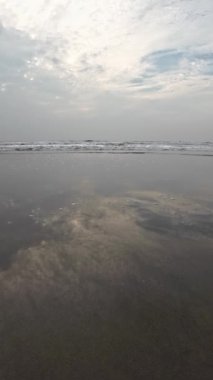 Kara Kum Kumsalındaki Yuvarlanan Okyanus Dalgaları Mavi Gökyüzü Sahildeki Kuma Yansıyor