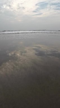 Kara Kum Kumsalındaki Yuvarlanan Okyanus Dalgaları Mavi Gökyüzü Sahildeki Kuma Yansıyor