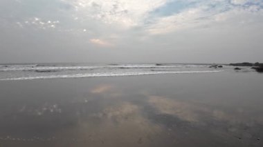 Kara Kum Kumsalındaki Yuvarlanan Okyanus Dalgaları Mavi Gökyüzü Sahildeki Kuma Yansıyor