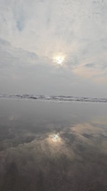 Kara Kum Kumsalındaki Yuvarlanan Okyanus Dalgaları Mavi Gökyüzü Sahildeki Kuma Yansıyor