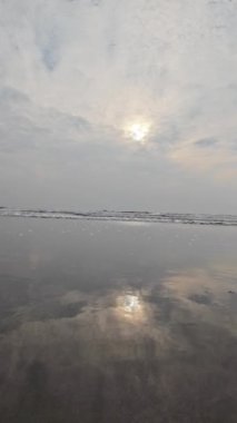 Kara Kum Kumsalındaki Yuvarlanan Okyanus Dalgaları Mavi Gökyüzü Sahildeki Kuma Yansıyor