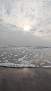 Kara Kum Kumsalındaki Yuvarlanan Okyanus Dalgaları Mavi Gökyüzü Sahildeki Kuma Yansıyor