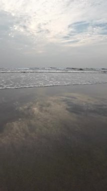 Kara Kum Kumsalındaki Yuvarlanan Okyanus Dalgaları Mavi Gökyüzü Sahildeki Kuma Yansıyor