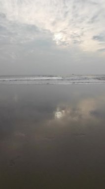 Kara Kum Kumsalındaki Yuvarlanan Okyanus Dalgaları Mavi Gökyüzü Sahildeki Kuma Yansıyor