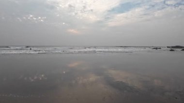 Kara Kum Kumsalındaki Yuvarlanan Okyanus Dalgaları Mavi Gökyüzü Sahildeki Kuma Yansıyor