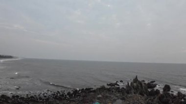 Dağları olan güzel bir sahil manzarasının üstünde