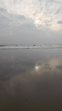 Kara Kum Kumsalındaki Yuvarlanan Okyanus Dalgaları Mavi Gökyüzü Sahildeki Kuma Yansıyor