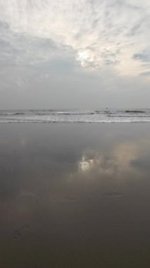 Kara Kum Kumsalındaki Yuvarlanan Okyanus Dalgaları Mavi Gökyüzü Sahildeki Kuma Yansıyor