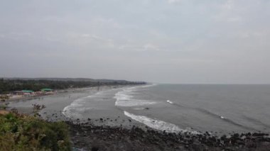 Dağları olan güzel bir sahil manzarasının üstünde