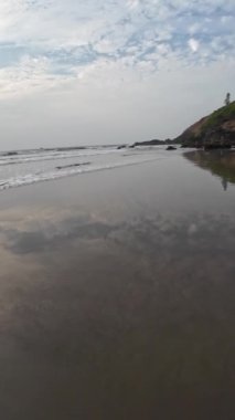 Kara Kum Kumsalındaki Yuvarlanan Okyanus Dalgaları Mavi Gökyüzü Sahildeki Kuma Yansıyor