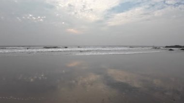 Kara Kum Kumsalındaki Yuvarlanan Okyanus Dalgaları Mavi Gökyüzü Sahildeki Kuma Yansıyor