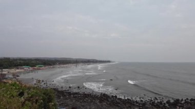 Dağları olan güzel bir sahil manzarasının üstünde