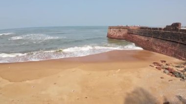 Sarı Kumsal Saran Dalgalar ve Deniz Kıyısı