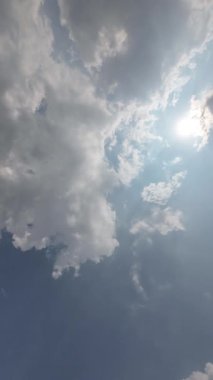 Güzel kabarık beyaz bulutlu Mavi Gökyüzü Dikey Zaman Hızı