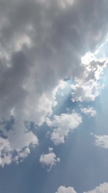 Güzel kabarık beyaz bulutlu Mavi Gökyüzü Dikey Zaman Hızı