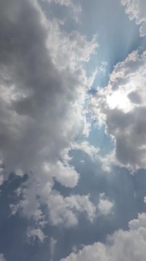 Güzel kabarık beyaz bulutlu Mavi Gökyüzü Dikey Zaman Hızı