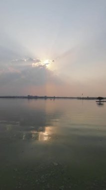 Günbatımı Günbatımı Günbatımı Dikey Videosu sırasında Sakin Göl 'e Yansıyan