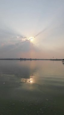 Günbatımı Günbatımı Günbatımı Dikey Videosu sırasında Sakin Göl 'e Yansıyan